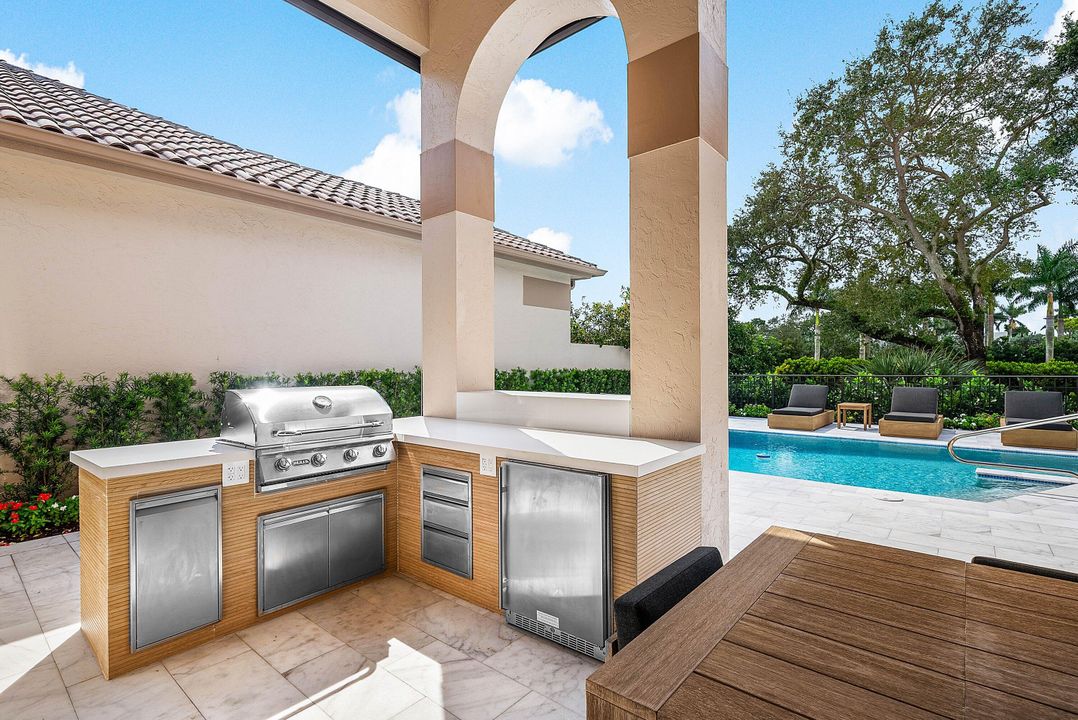 合同活跃: $1,750,000 (3 贝兹, 4 浴室, 2291 平方英尺)