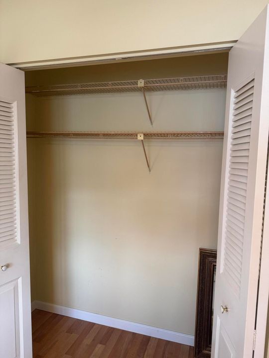 合同活跃: $165,000 (2 贝兹, 1 浴室, 798 平方英尺)