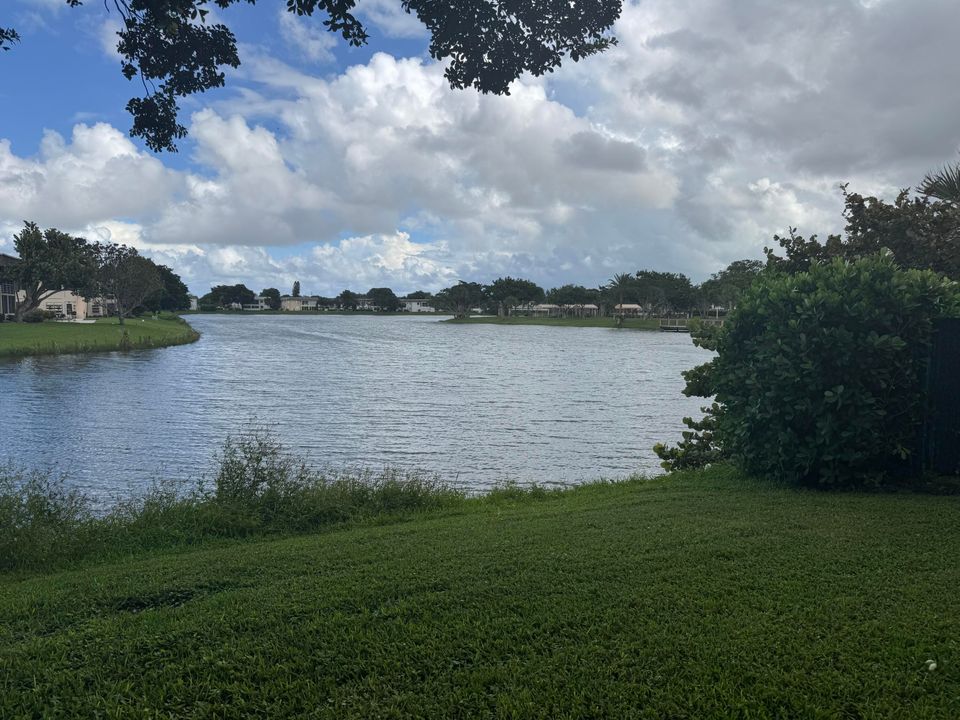 合同活跃: $165,000 (2 贝兹, 1 浴室, 798 平方英尺)