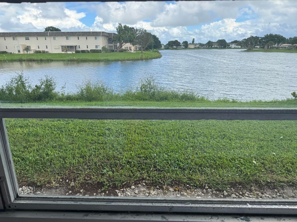 合同活跃: $165,000 (2 贝兹, 1 浴室, 798 平方英尺)