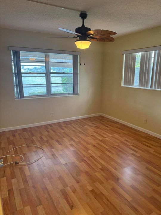 合同活跃: $165,000 (2 贝兹, 1 浴室, 798 平方英尺)