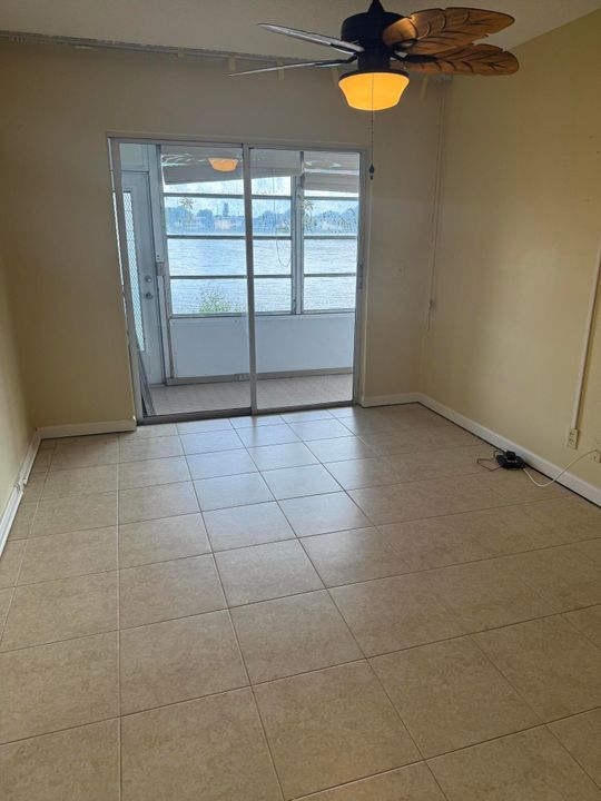 合同活跃: $165,000 (2 贝兹, 1 浴室, 798 平方英尺)