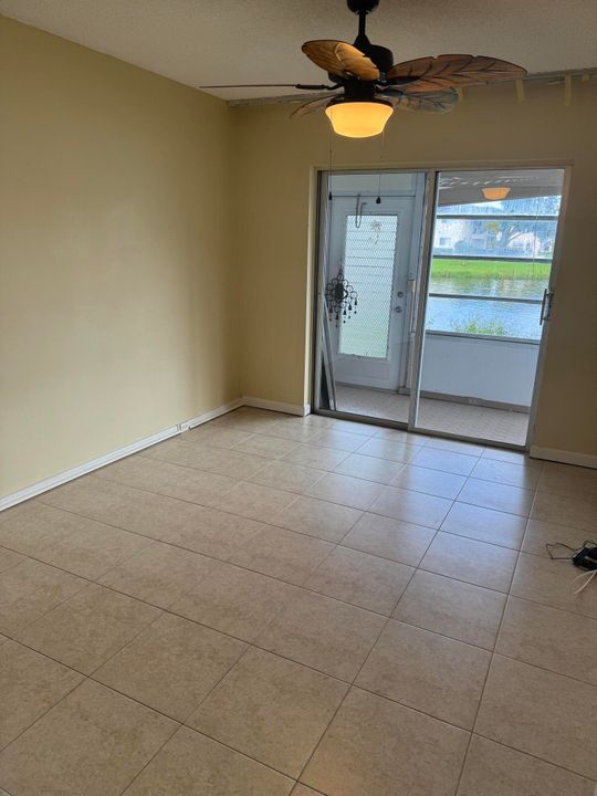 合同活跃: $165,000 (2 贝兹, 1 浴室, 798 平方英尺)