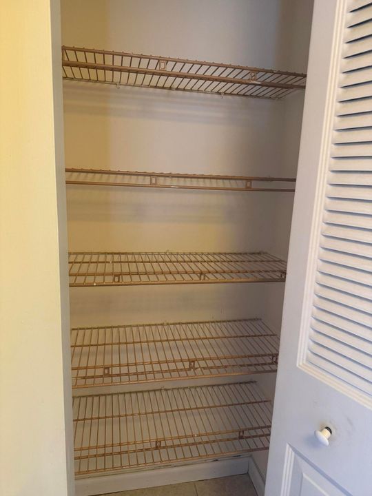 合同活跃: $165,000 (2 贝兹, 1 浴室, 798 平方英尺)