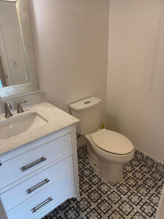 合同活跃: $165,000 (2 贝兹, 1 浴室, 798 平方英尺)