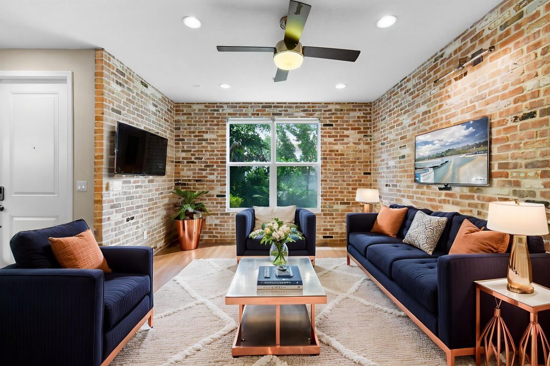 合同活跃: $4,200 (3 贝兹, 2 浴室, 1839 平方英尺)