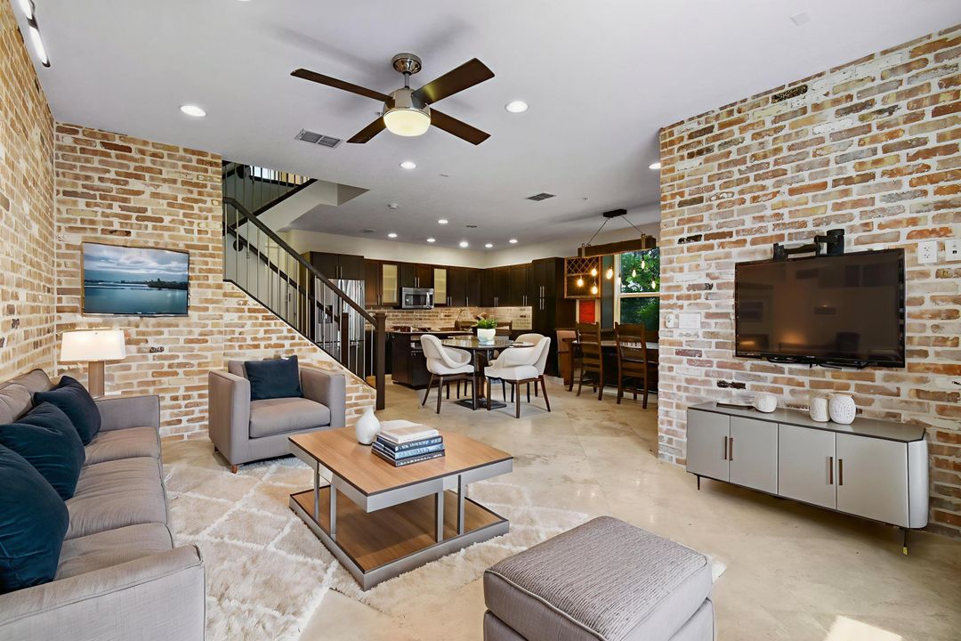 合同活跃: $4,200 (3 贝兹, 2 浴室, 1839 平方英尺)