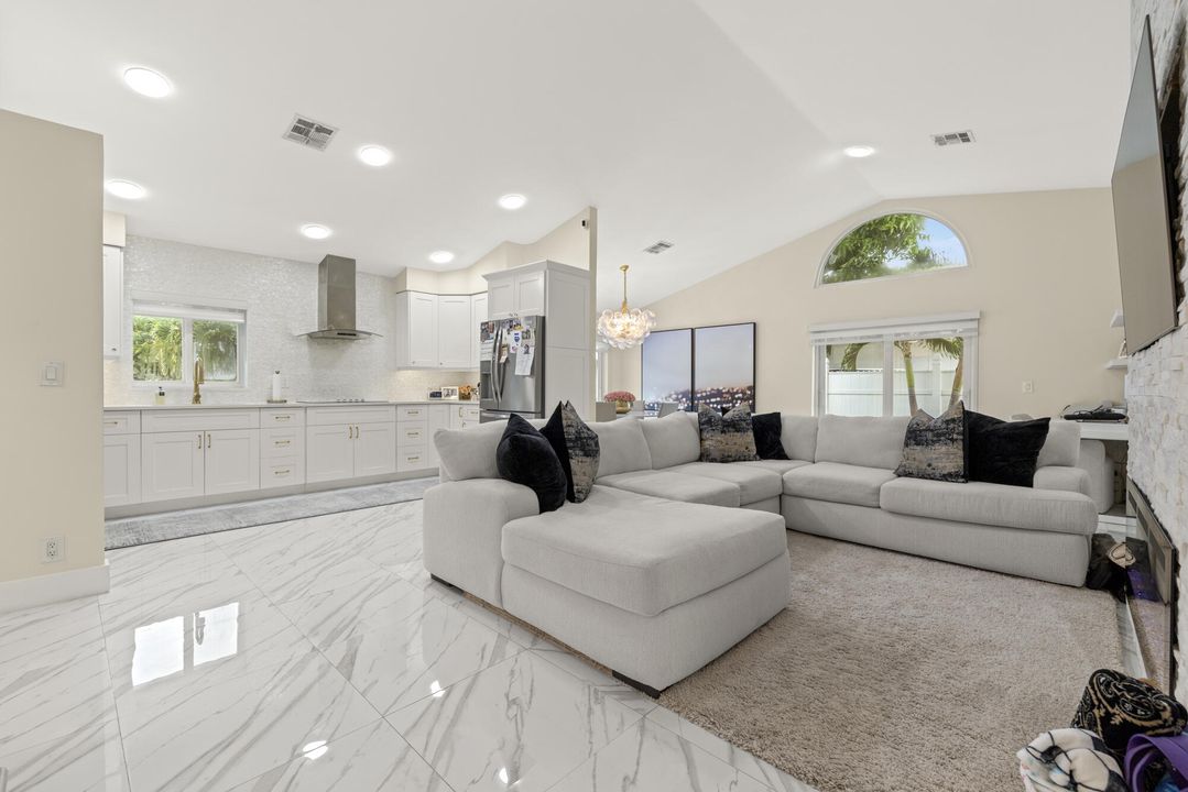 出租: $8,000 (4 贝兹, 3 浴室, 1920 平方英尺)