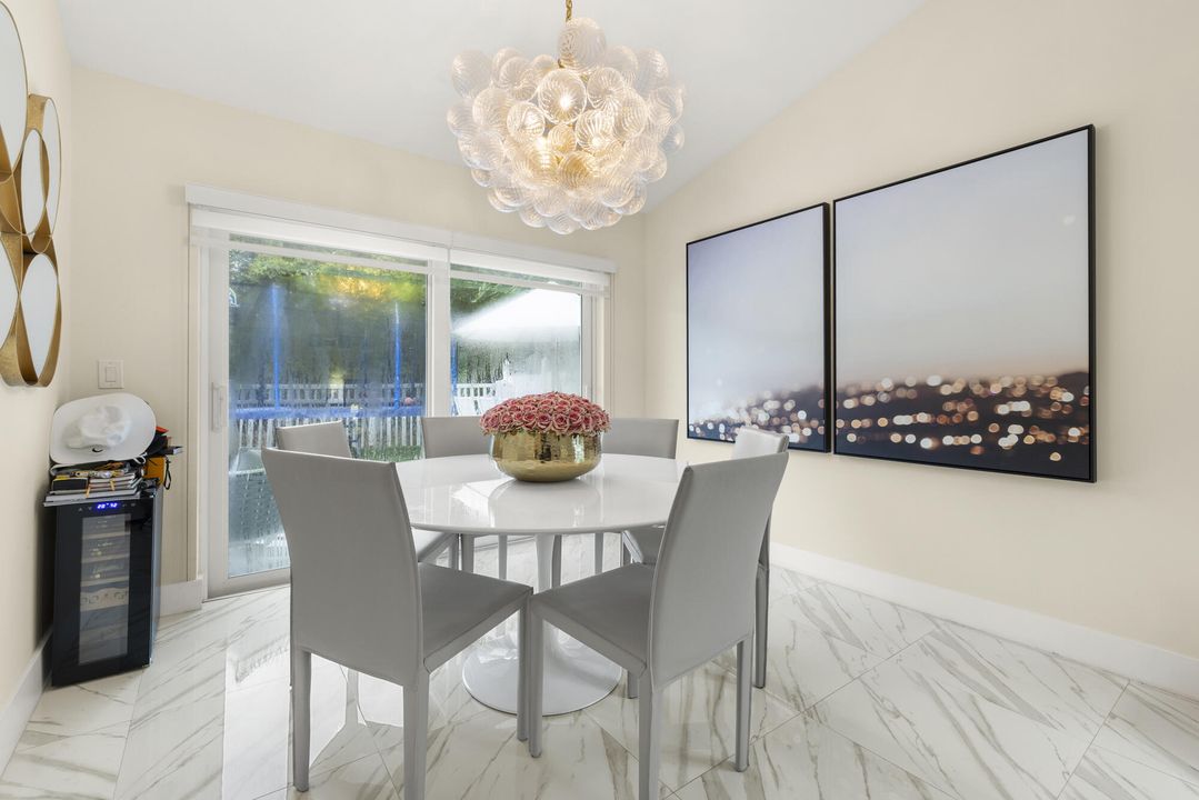 出租: $8,000 (4 贝兹, 3 浴室, 1920 平方英尺)