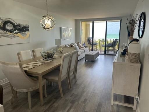 For Sale: $339,900 (2 beds, 2 baths, 984 Square Feet)