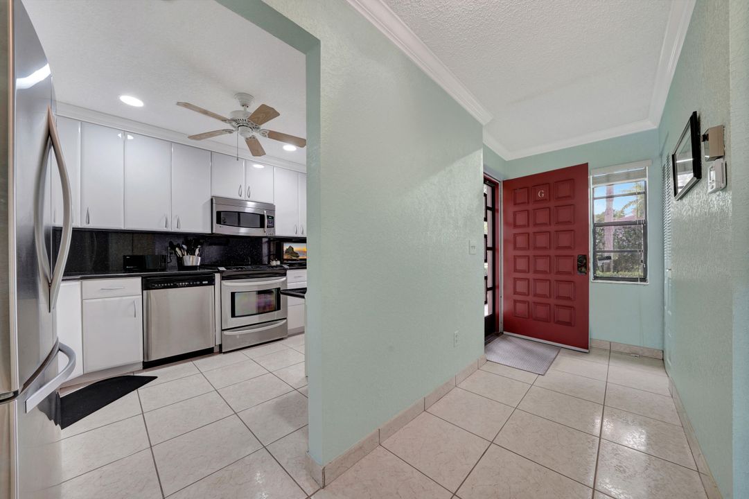 На продажу: $230,000 (2 спален, 2 ванн, 1216 Квадратных фут)