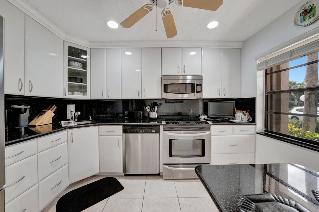 На продажу: $230,000 (2 спален, 2 ванн, 1216 Квадратных фут)