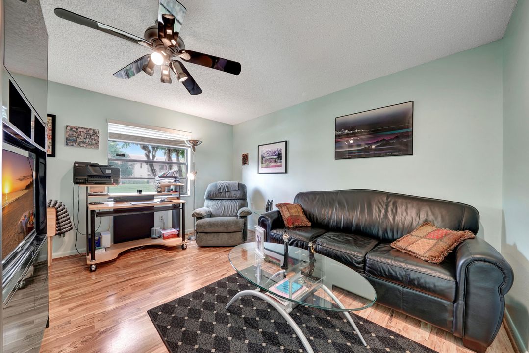 На продажу: $230,000 (2 спален, 2 ванн, 1216 Квадратных фут)