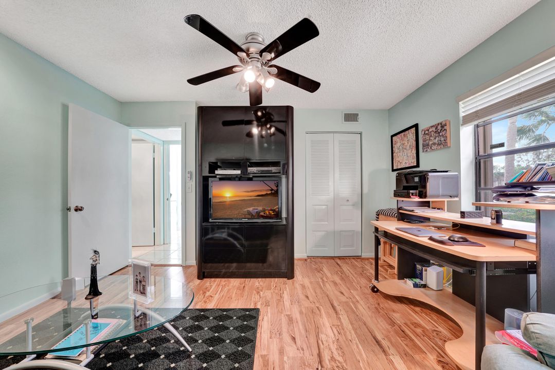 На продажу: $230,000 (2 спален, 2 ванн, 1216 Квадратных фут)