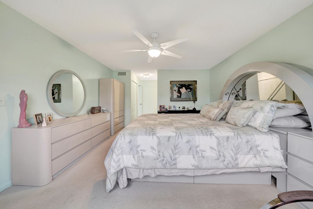 На продажу: $230,000 (2 спален, 2 ванн, 1216 Квадратных фут)