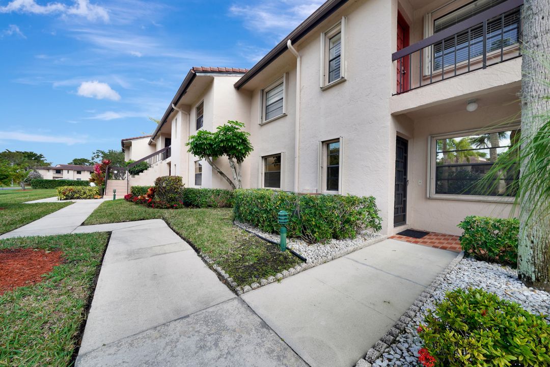 На продажу: $230,000 (2 спален, 2 ванн, 1216 Квадратных фут)