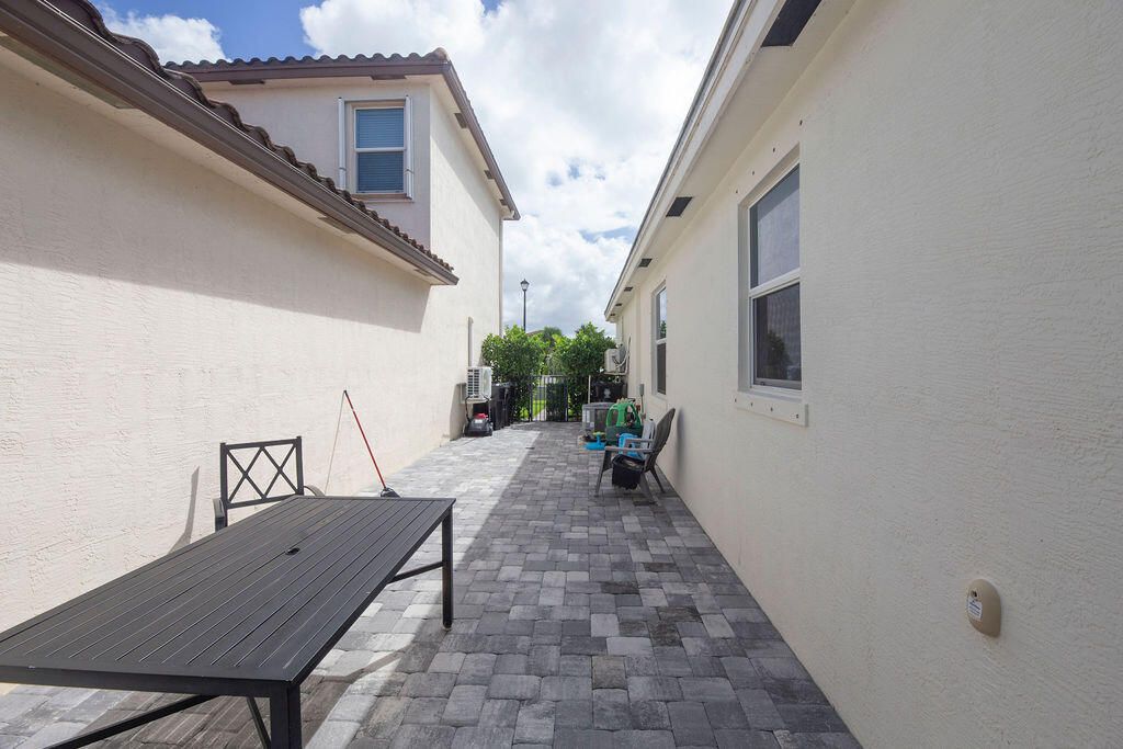 For Sale: $399,900 (3 beds, 2 baths, 1649 Square Feet)