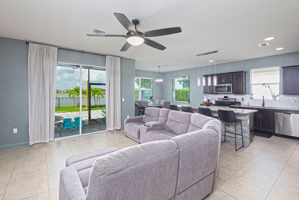 For Sale: $399,900 (3 beds, 2 baths, 1649 Square Feet)