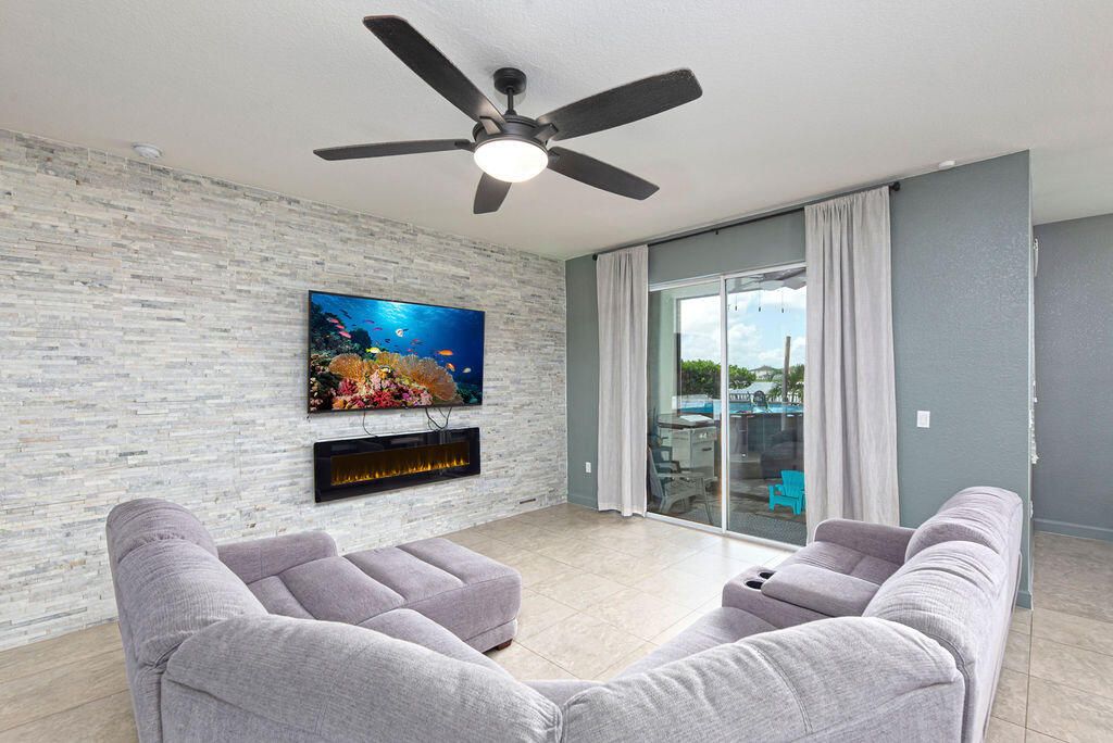 For Sale: $399,900 (3 beds, 2 baths, 1649 Square Feet)