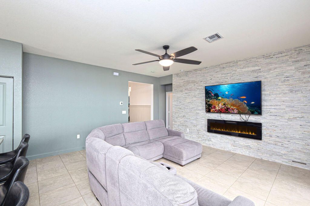 For Sale: $399,900 (3 beds, 2 baths, 1649 Square Feet)