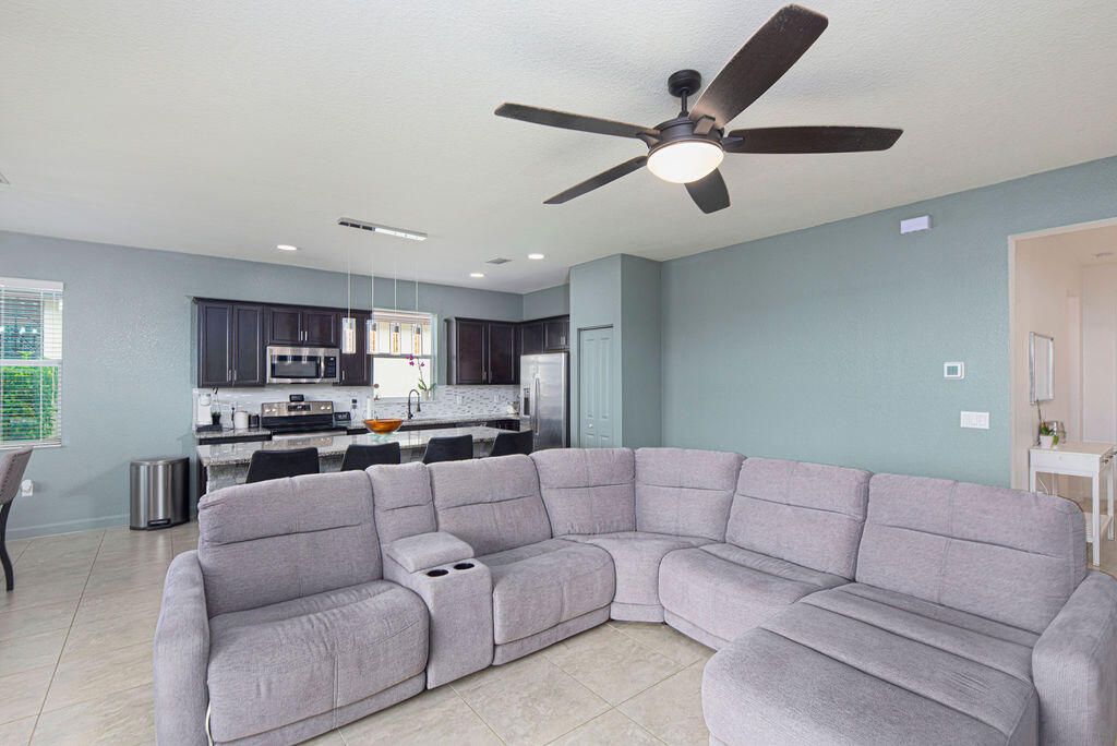 For Sale: $399,900 (3 beds, 2 baths, 1649 Square Feet)