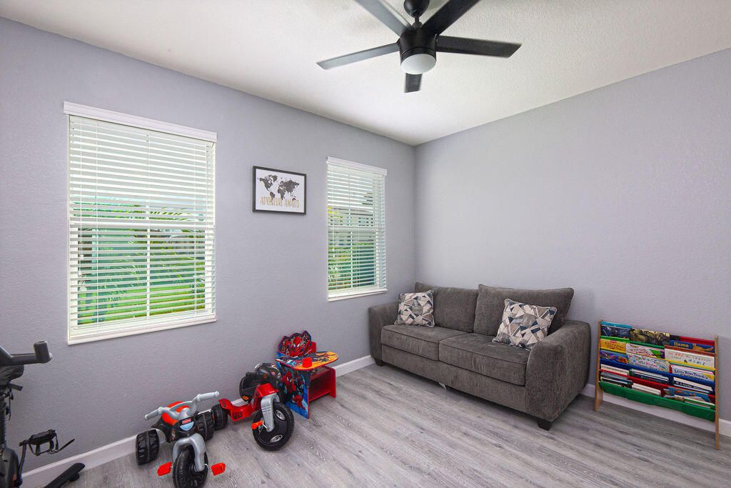 For Sale: $399,900 (3 beds, 2 baths, 1649 Square Feet)