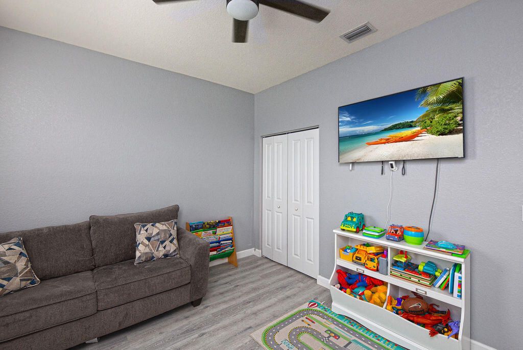 For Sale: $399,900 (3 beds, 2 baths, 1649 Square Feet)