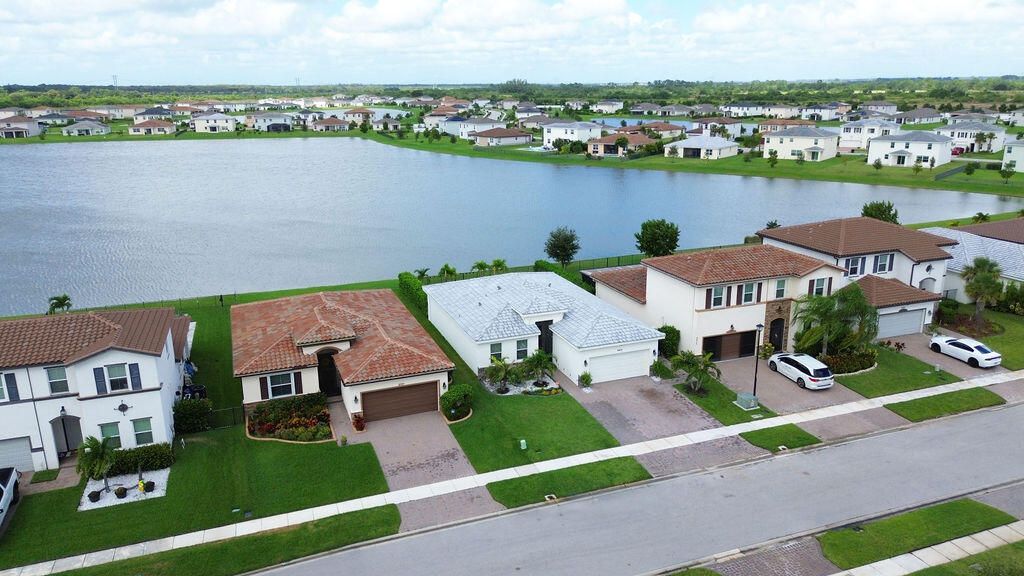 For Sale: $399,900 (3 beds, 2 baths, 1649 Square Feet)