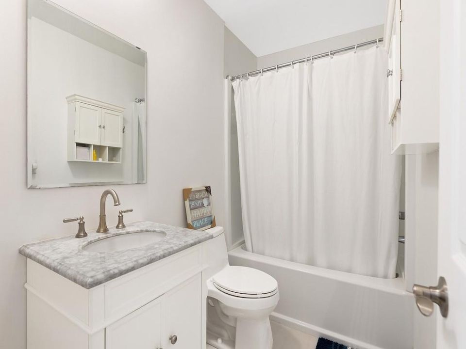 For Rent: $2,750 (2 beds, 2 baths, 1130 Square Feet)