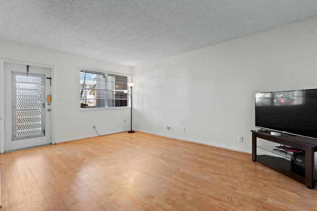 На продажу: $129,900 (1 спален, 1 ванн, 704 Квадратных фут)