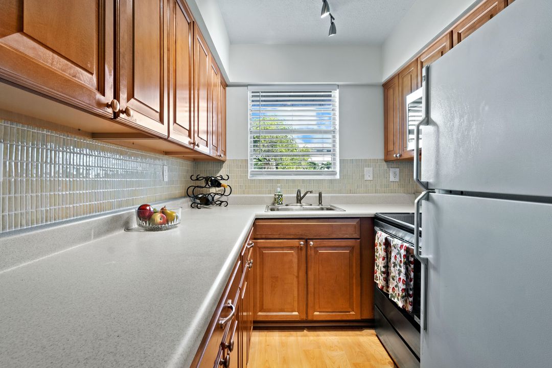 На продажу: $129,900 (1 спален, 1 ванн, 704 Квадратных фут)