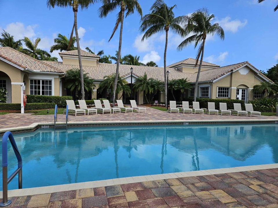 Recently Rented: $3,000 (1 beds, 1 baths, 707 Square Feet)