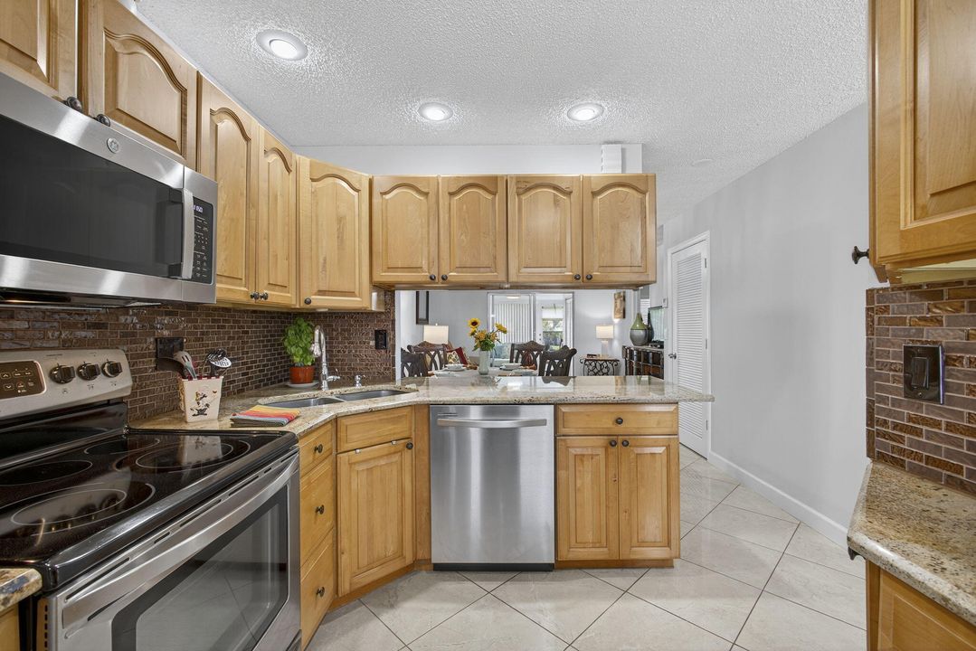 出租: $3,500 (2 贝兹, 2 浴室, 884 平方英尺)