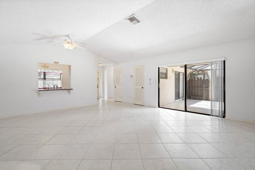 合同活跃: $2,400 (2 贝兹, 2 浴室, 1258 平方英尺)