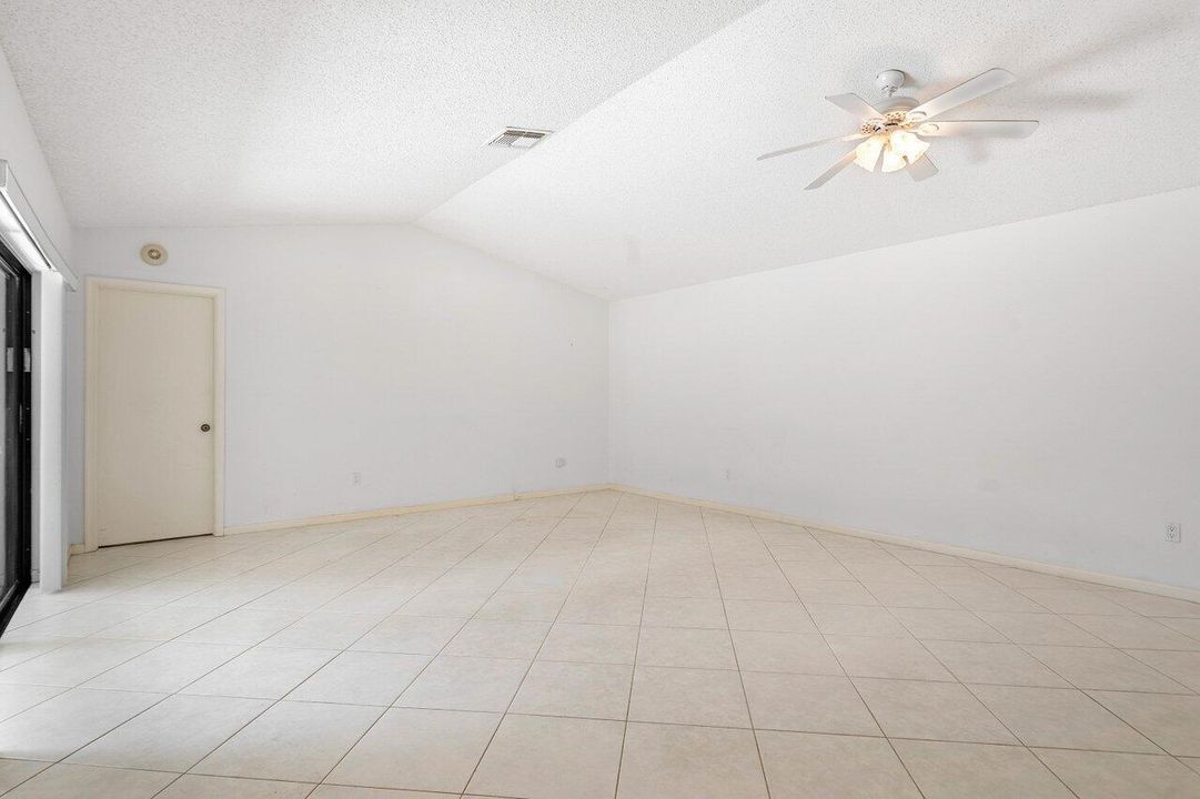 合同活跃: $2,400 (2 贝兹, 2 浴室, 1258 平方英尺)