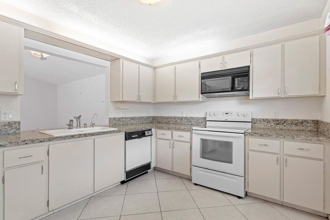 合同活跃: $2,400 (2 贝兹, 2 浴室, 1258 平方英尺)