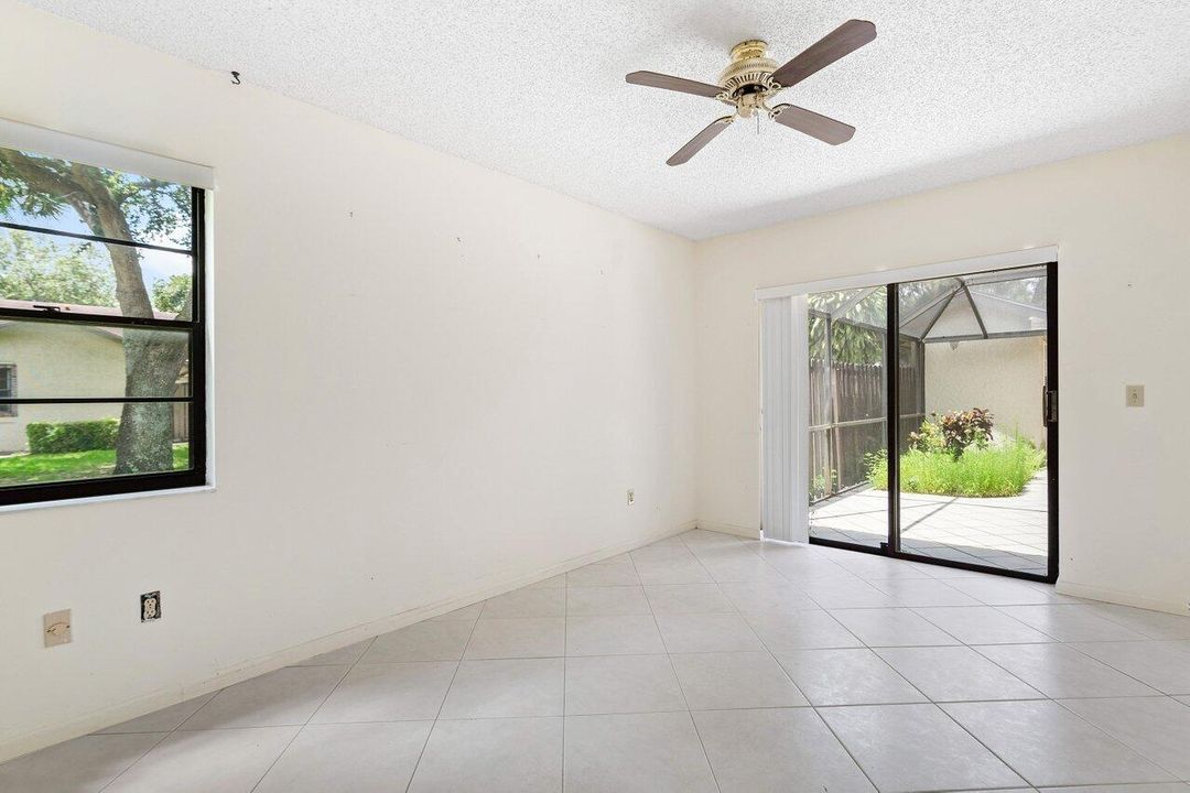 合同活跃: $2,400 (2 贝兹, 2 浴室, 1258 平方英尺)