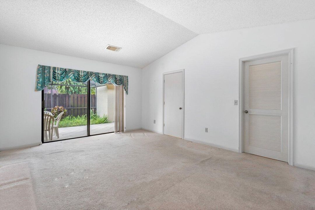 合同活跃: $2,400 (2 贝兹, 2 浴室, 1258 平方英尺)