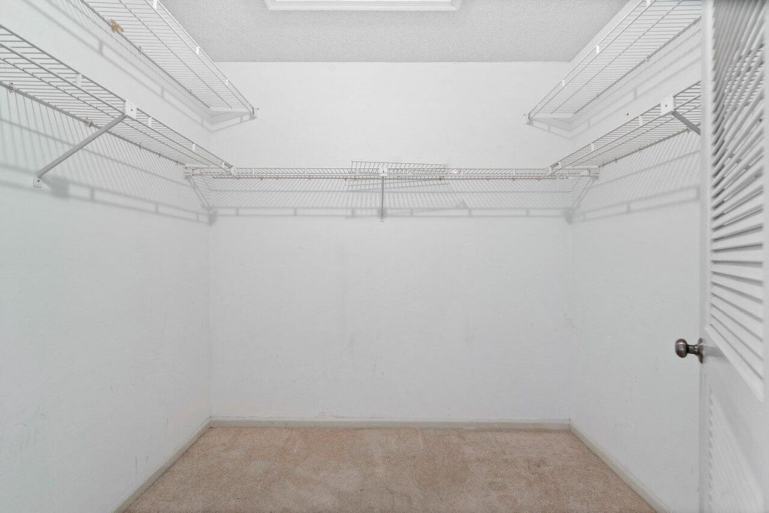 合同活跃: $2,400 (2 贝兹, 2 浴室, 1258 平方英尺)