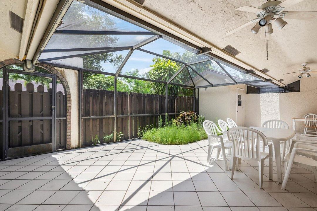 合同活跃: $2,400 (2 贝兹, 2 浴室, 1258 平方英尺)