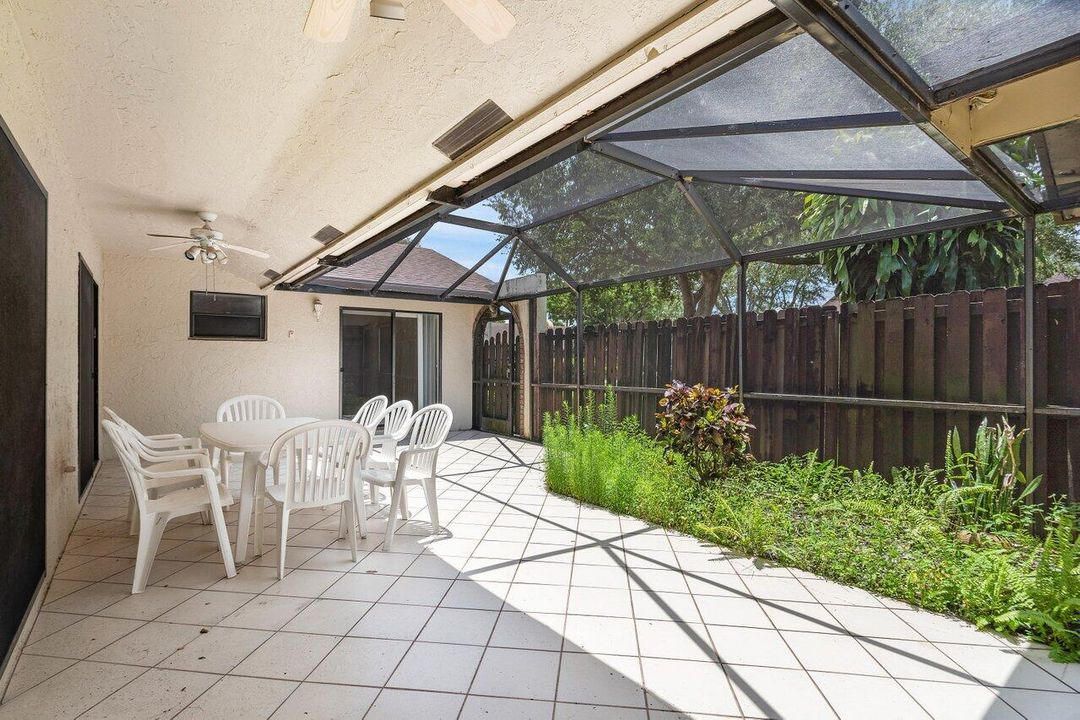 合同活跃: $2,400 (2 贝兹, 2 浴室, 1258 平方英尺)