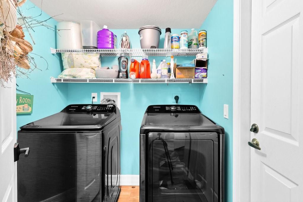 For Sale: $315,000 (3 beds, 2 baths, 1559 Square Feet)