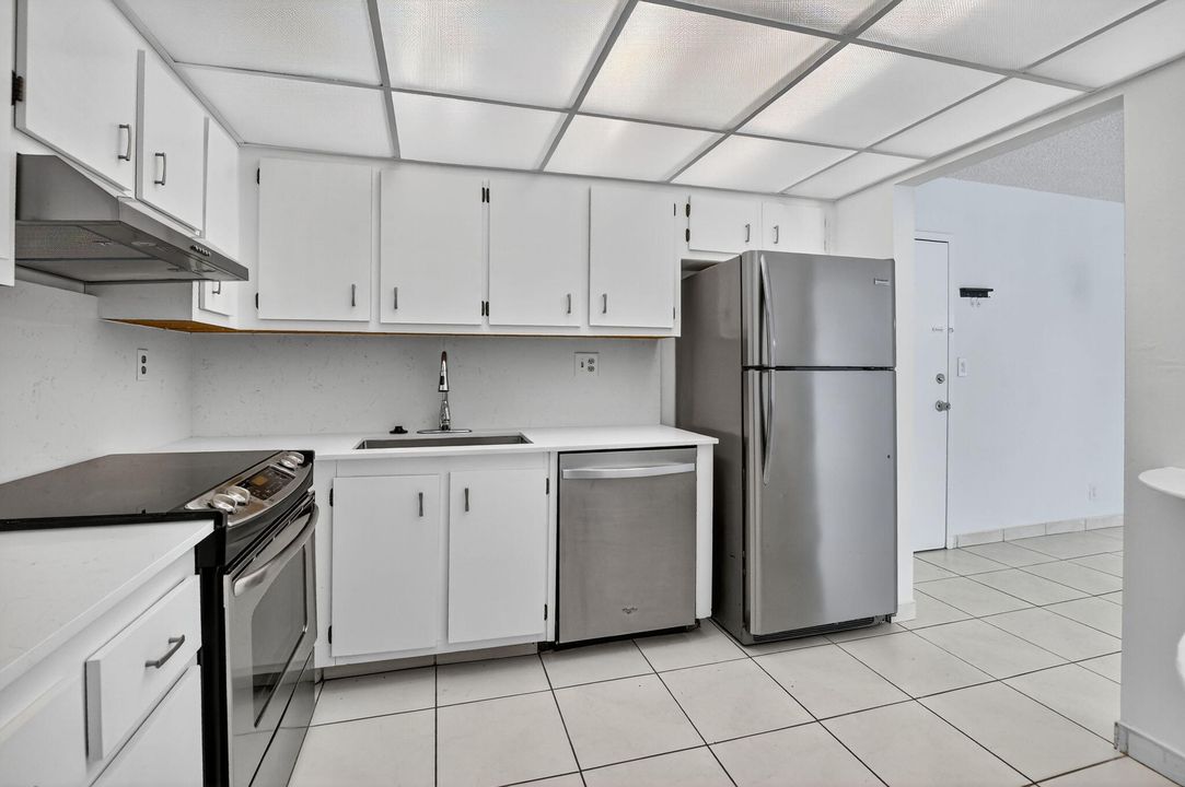 Recently Rented: $1,900 (2 beds, 2 baths, 912 Square Feet)