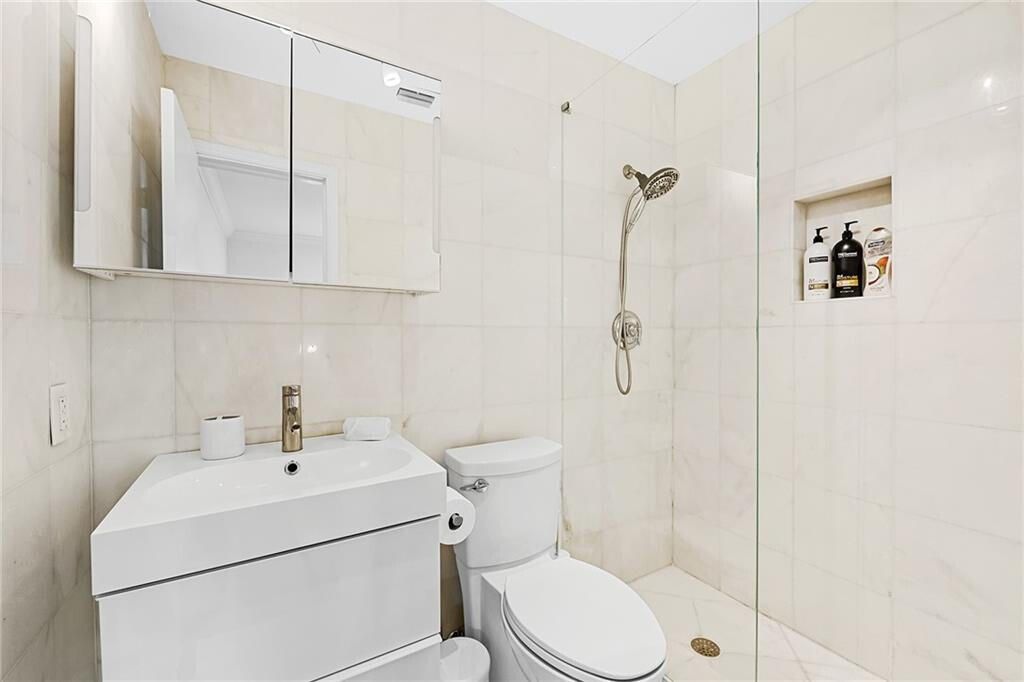 В аренду: $3,900 (3 спален, 3 ванн, 1719 Квадратных фут)