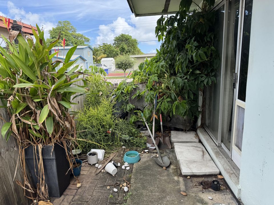 Active With Contract: $285,000 (3 beds, 1 baths, 968 Square Feet)