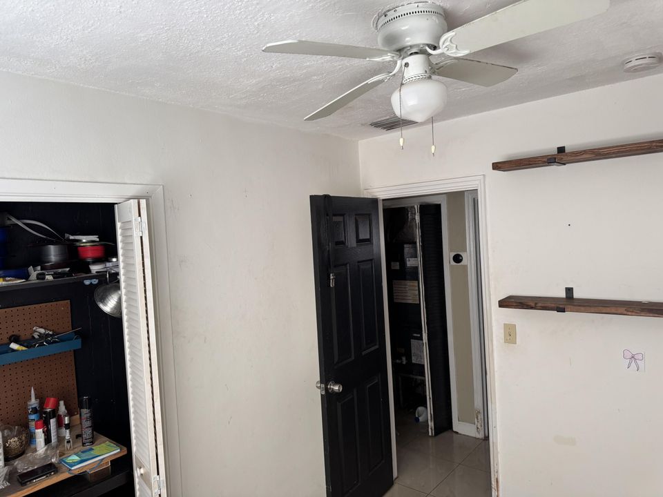 Active With Contract: $285,000 (3 beds, 1 baths, 968 Square Feet)