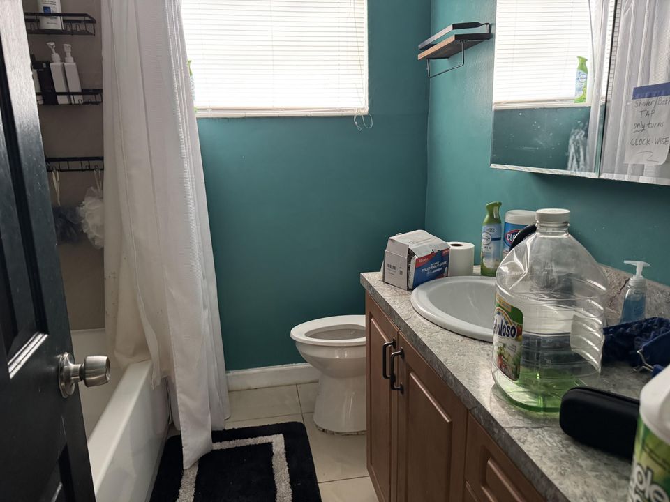 Active With Contract: $285,000 (3 beds, 1 baths, 968 Square Feet)