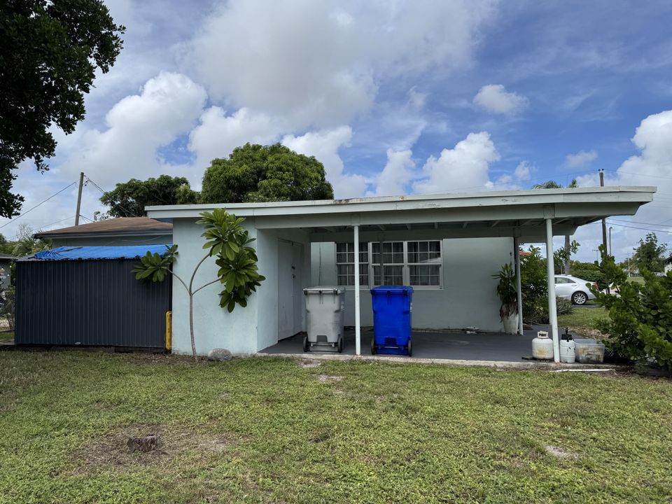 Active With Contract: $285,000 (3 beds, 1 baths, 968 Square Feet)