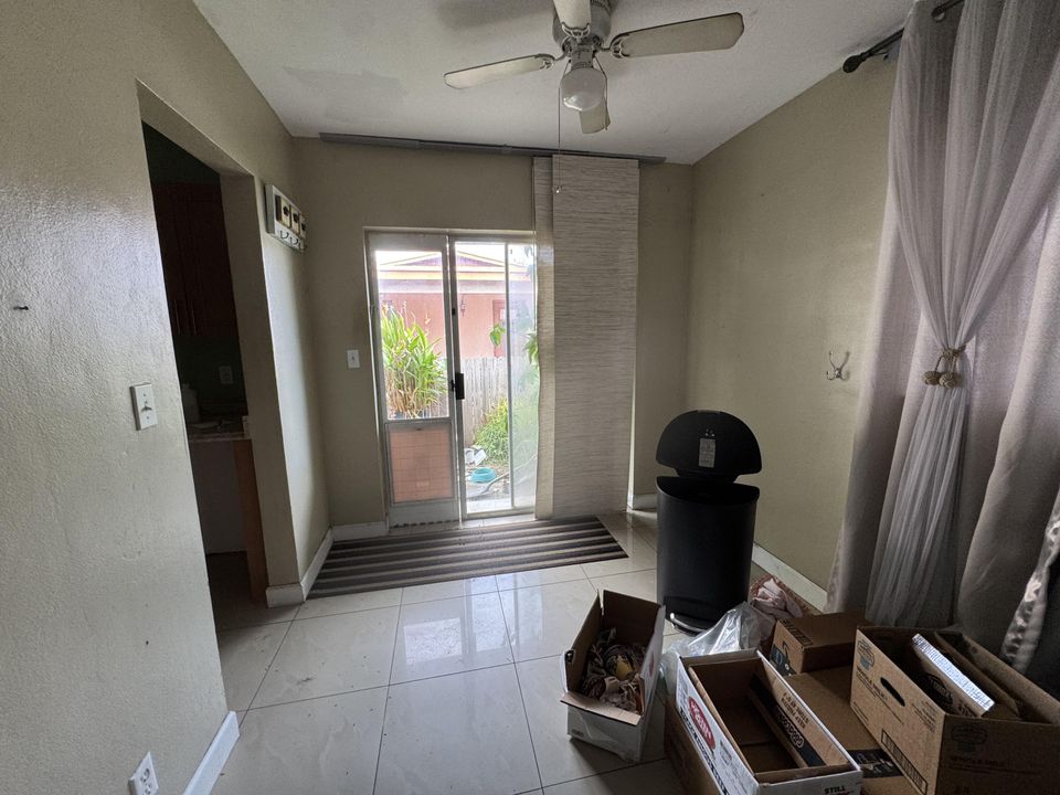 Active With Contract: $285,000 (3 beds, 1 baths, 968 Square Feet)