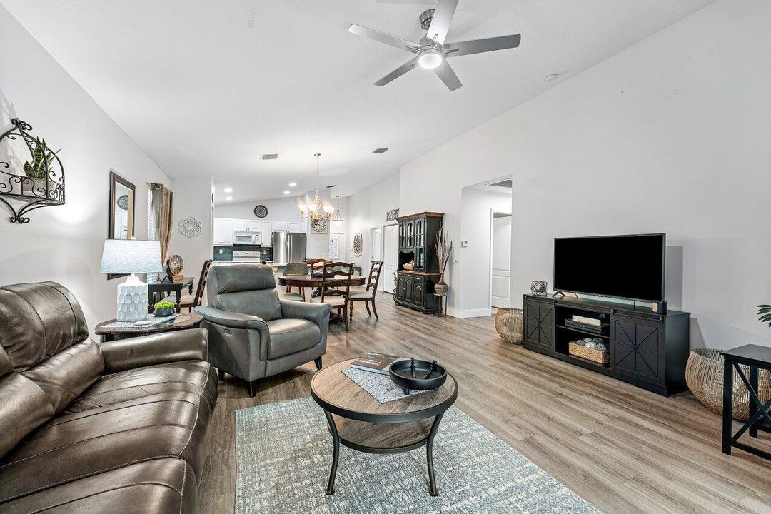 Под контрактом: $497,500 (4 спален, 2 ванн, 1625 Квадратных фут)